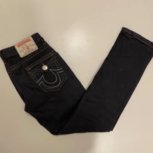 True religion jeans - Svarta true religion jeans i väldigt bra skick, modellen är Billy supert vilket är mer regular fit, (storlek W31 L32) skriv vid minsta fråga eller fundering💯👍