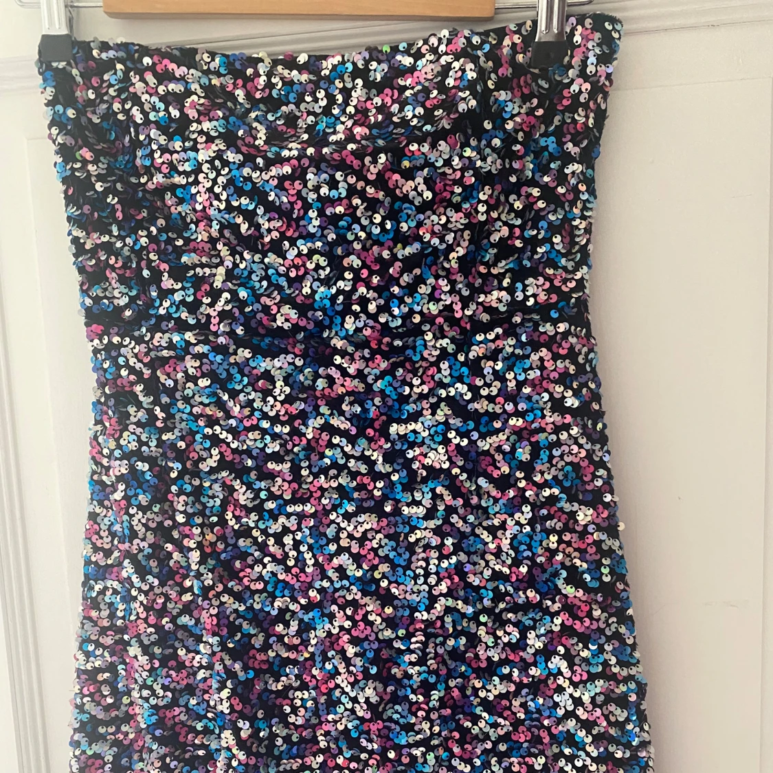 Glittrig paljettklänning - 1