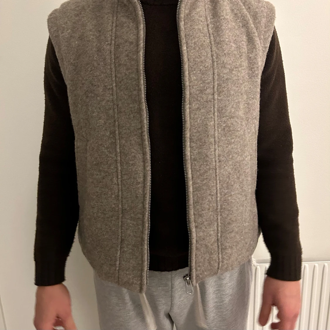 Grå ullväst med dragkedja - 1