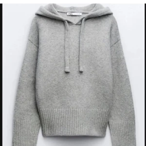 Grå hoodie från Zara - Mysig grå hoodie från Zara i mjukt material. Den har en klassisk design med dragsko i huvan och ribbade muddar vid ärmslut och nederkant. Perfekt för kyliga dagar. passar både S och M