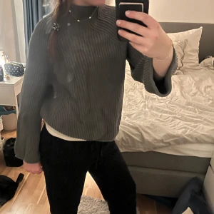 Stickad polotröja🩶 - Säljer denna stickade tröjan med liten polokrage från Cubus i strl. M, passar mig bra som vanligtvis har S/M i toppar. Aldrig använd och därav inga defekter💞hör av dig vid funderingar
