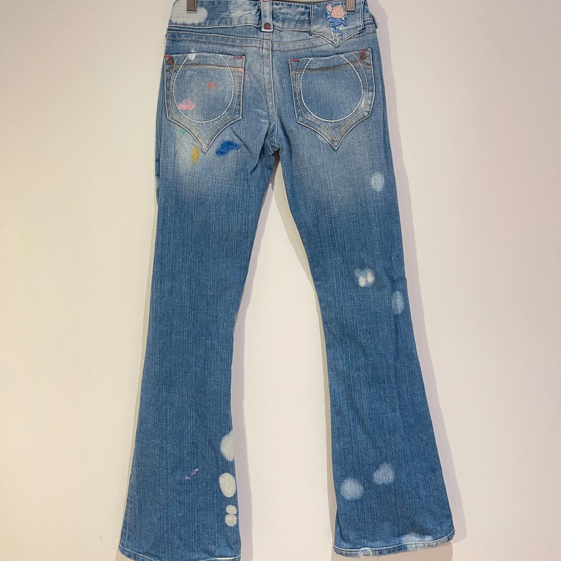 Blå bootcut jeans med färgstänk - 1