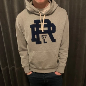 Grå hoodie från Ralph lauren - Skitsnygg och sällsynt hoodie från Ralph lauren! Toppskick, inga defekter!