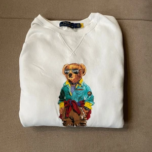 Ralph lauren sweatshirt - Stilren sweatshirt ifrån Ralph lauren i storlek M. Skick 8/10, använd fåtal gånger! Hör av dig vid minsta fråga⚡️🐻