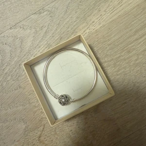 Pandora armband  - Säljer detta Pandora armbandet. Helt nytt och aldrig använd då jag redan har ett. Super snyggt att använda bara som det är eller även köpa berlocker till ❤️Armbandet har en enkel och tidlös design.