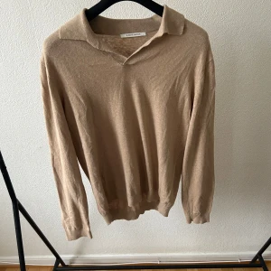 Långärmad piké från a days march -  stilren beige långärmad piké från a days march i nyskick