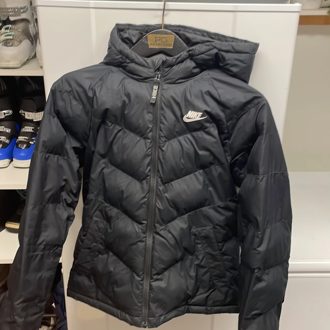 Svart dunjacka från Nike