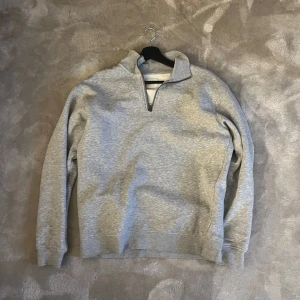 Grå Half Zip Tröja - Tja! Säljer en tvärfet Half-zip tröja från jack&jones. Skick 10/10. Inte använd många gånger så iprincip nyskick 🍾 Hör av er vid frågor å funderingar 👍