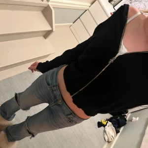 Sjukt unik och cool stickad hoodie med drakar!! - As cool stickad hoodie med gråa och röda drakmotiv på ryggen! På armarna är det gråa och röda svärd!              100% cashmere.                                     Lite cropped och går in i midjan. Säljer då den är för kort i armarna för mig! 