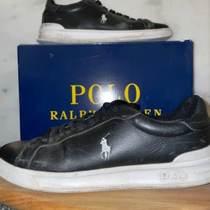Ralph lauren skor strl 40 - Säljer dessa Ralph lauren skor för ett billigare pris progrund av att dom är ganska slitna men dom har inte några hål eller något sånt. Storlek 40 på skorna hör av er om det är något 