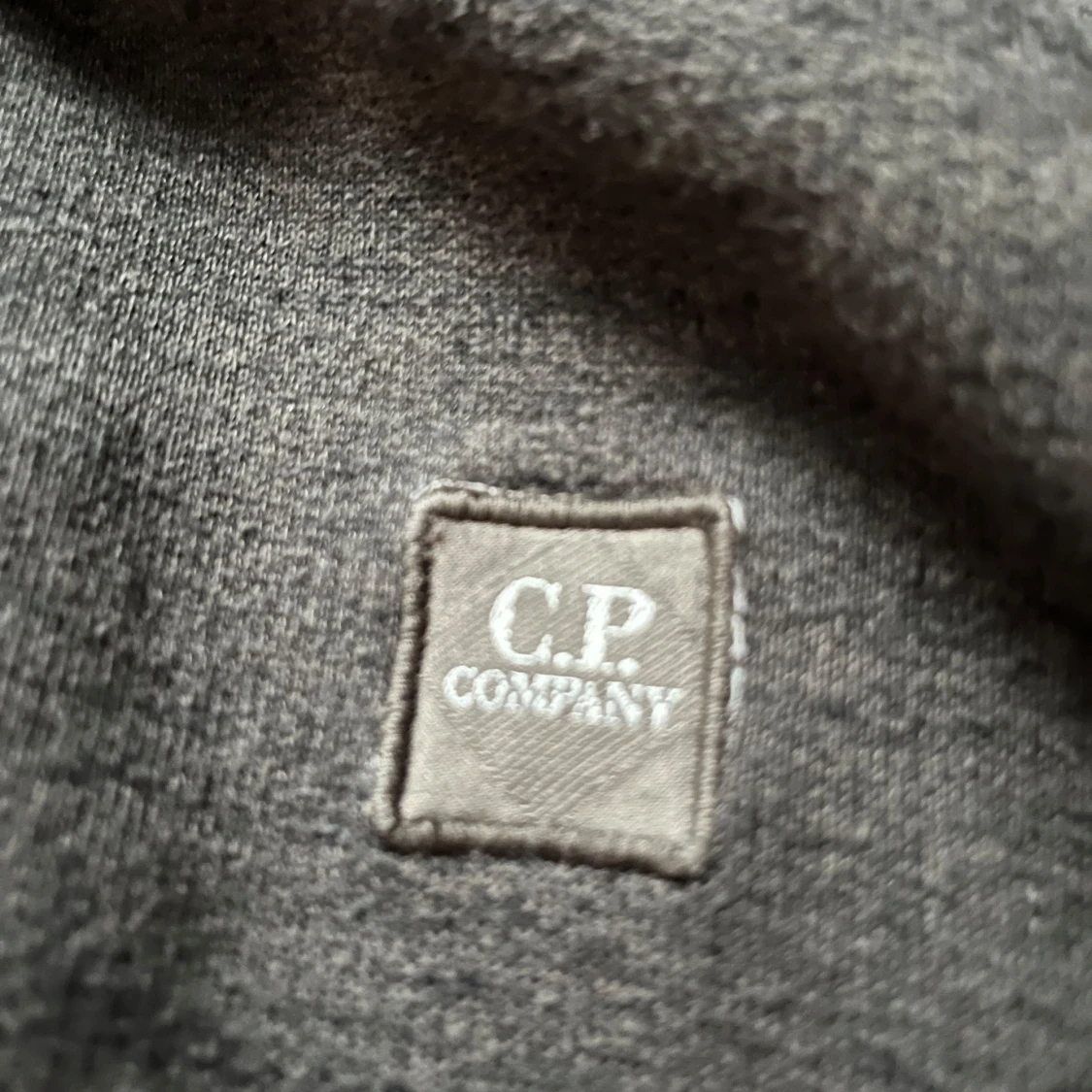 Mörkgrå hoodie från C.P. Company - 1