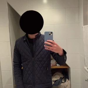 Blå vår jacka🤩 - Hej, jag säljer min blåa vår jacka som jag har haft sedan våren. Säljer denna på grund av att den är för liten för mig i ärmarna jag är 187 cm lång och den är köpt på någon stocholm hemsida glömt vart ifrån men ny pris 2200kr hör av er om frågor. Mvh Axel!❤️
