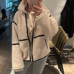 Vit Teddy jacka  - Så snygg nästan helt ny teddy jacka med svarta skinn detaljer. Varm o skön PASSAR till allt!!🔥🔥