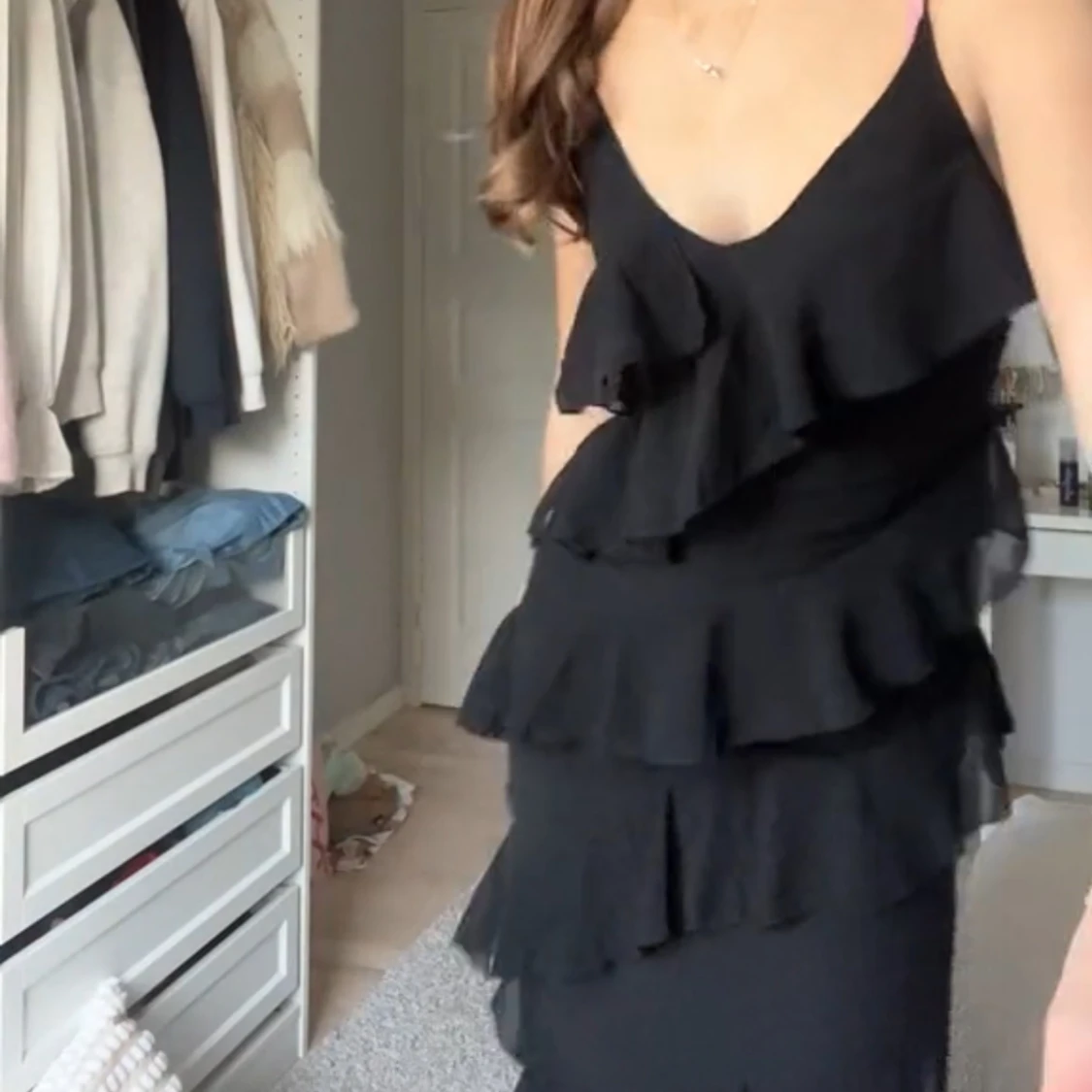 Svart långklänning med volanger - 2