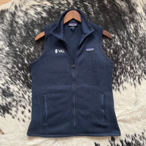 Patagonia vest - En patagonia vest i mycket fint skick. Colab med Val vilket gör den extra unik. Storlek m men sitter som s. Hör av dig vid frågor eller om det behövs fler bilder. MVH Båstad pluggen.