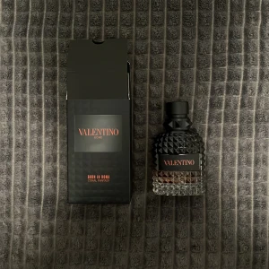 Valentino Coral Fantasy - Elegant helt ny parfymflaska från Valentino med en lyxig design.  Parfymen är helt oanvänd (endast sprayad en gång). Säljer på grund av att jag råkade köpa en annan parfym en vad jag hade tänkt. Nypris är 950 kronor.