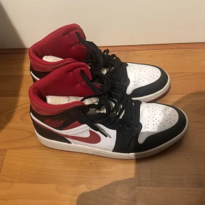 Nike Air Jordans i rött, svart och vitt - Säljer nu mina Jordans. Sparsamt använda och crease skydd har används hela tiden samt ingår till skorna.