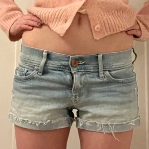 Hollister shorts😍😍 - Sjukt snygga shorts ifrån hollister med lite fransiga kanter😍😍lågmidjade. Skriv vid frågor💕💕pris kan diskuteras