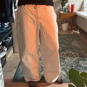 cos byxor - beigea/vita byxor från cos i modellen barrel. bra skick! storlek 30, jag är 166! 
