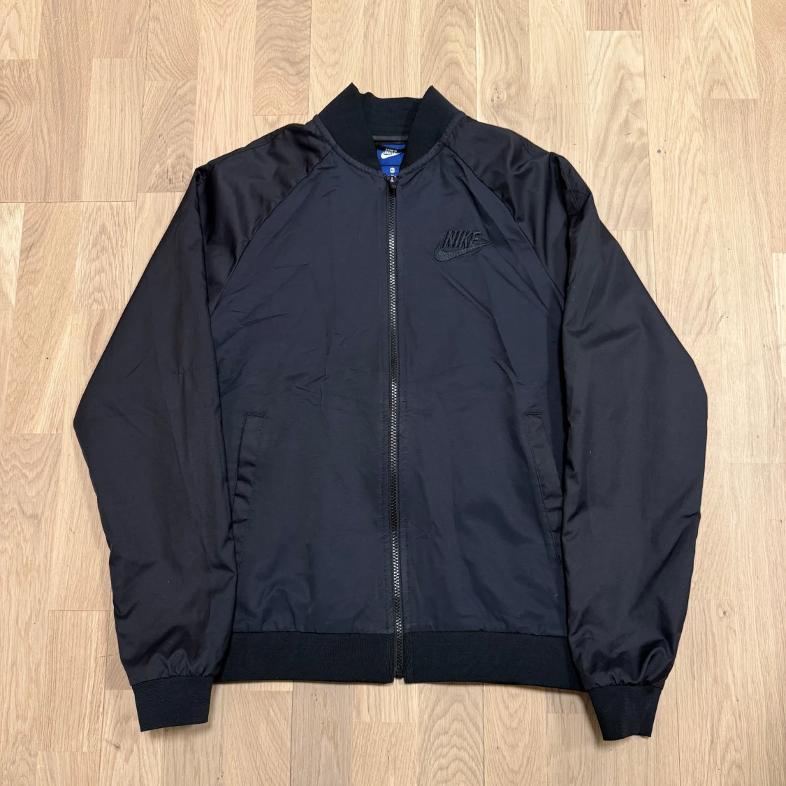 Mörkblå/svart bomberjacka från Nike