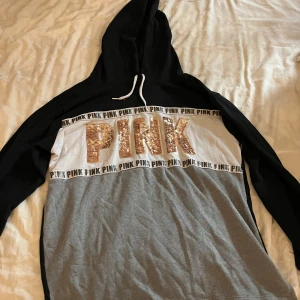 Hoodie från PINK - Pink hoodie, super fin med text i paljetter. 
