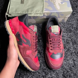 Valentino rockrunners - Säljer nu ett par sjuka snygga rockrunners! Skicket är fint. ❗️Box och dustbags medföljer❗️Priset är inte hugget i sten vid snabb affär☺️ Hör gärna av er om ni har fler frågor!