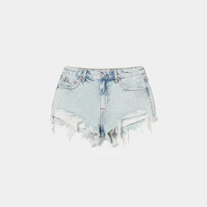Ljusa jeansshorts - Snygga ljusa jeansshorts från bershka! Helt oanvända endast testade med prislappen kvar!🥰
