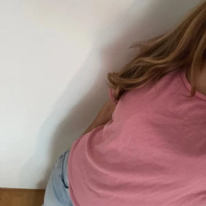 Rosa ribbad topp - Säljer en söt rosa ribbad topp med puffiga kortärmar. Perfekt för en avslappnad stil. Toppen har en rund halsringning och är gjord i ett mjukt material. Använd fåtal gånger.