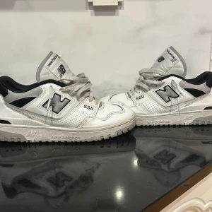 New balance 550 - Jag säljer mina lätt använda new balance 550. Använde det ungefär 2 månader och alltid haft loocelace och detta har gjort att skorna är ej creasade. Själv tar jag alltid hand om mina skor på bästa sätt. Säljer skorna på grund att det ej passar min stil. Skorna ser så gott som nya ut och låda finns med. Köpte skorna för 1550 på footlocker. Perfekta skor för hela året runt. Sulan är väldigt mjuk och skorna tål vatten relativt bra. PRISET GÅR ATT DISKUTERAS!!
