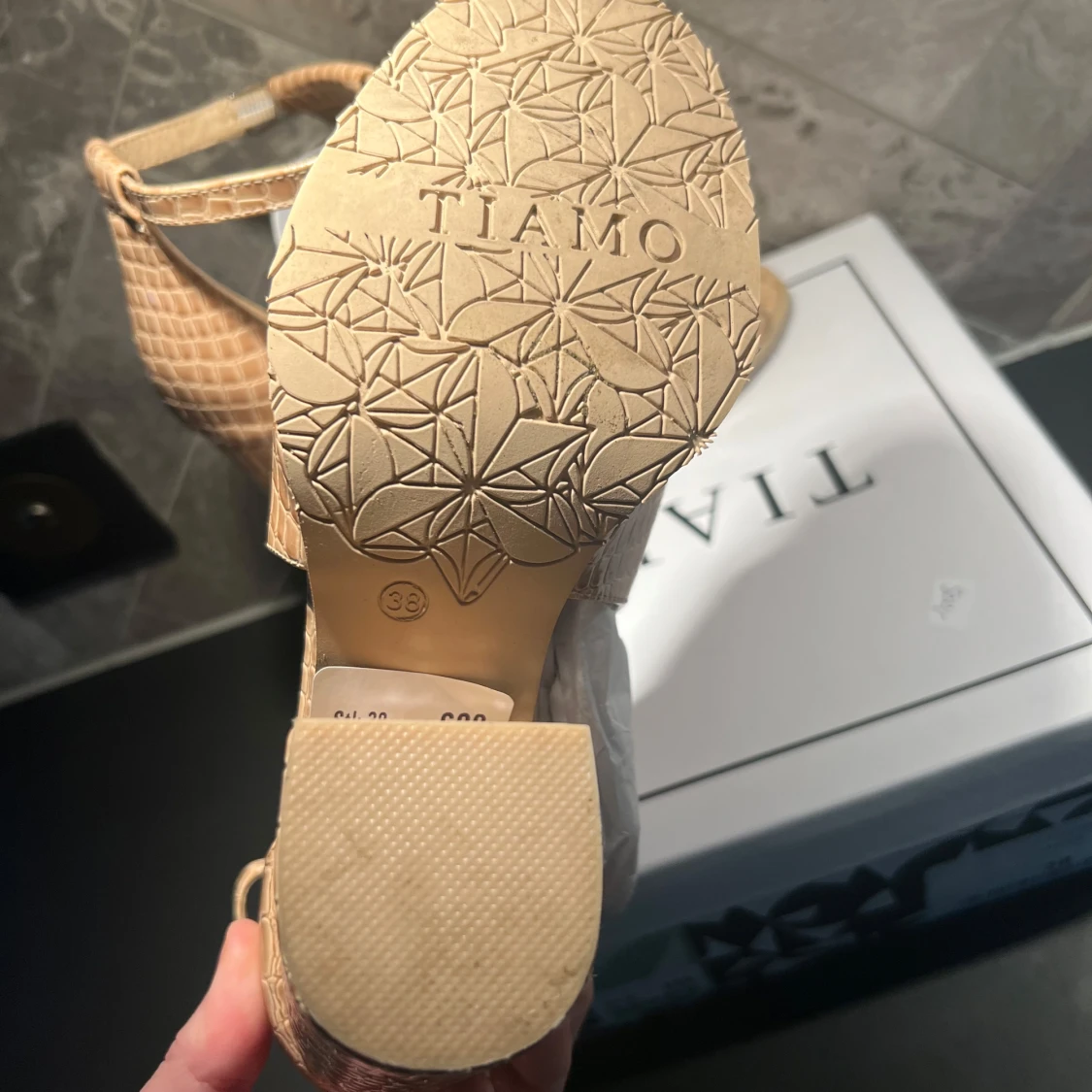 Beige klackar/sandaler från Tiamo - 4