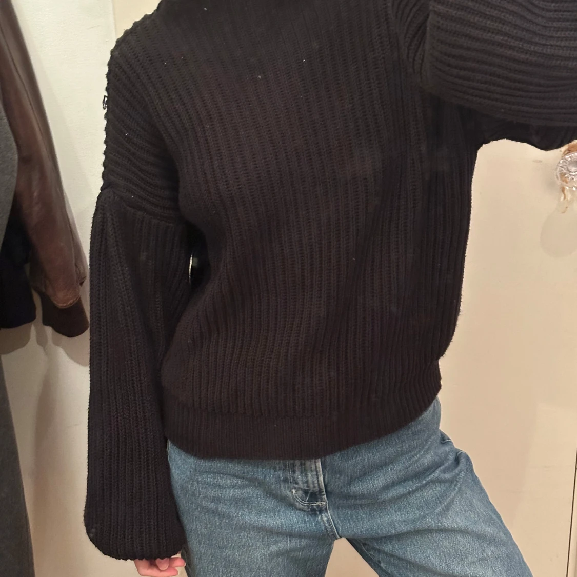 Svart stickad tröja