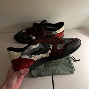 Valentino rockrunner  - Säljer nu dessa feta valentino rockrunners. Dom är använda men har forfarande mycket att ge. Sitter som storlek 44. Hör av er vid frågor eller funderingar.🙌