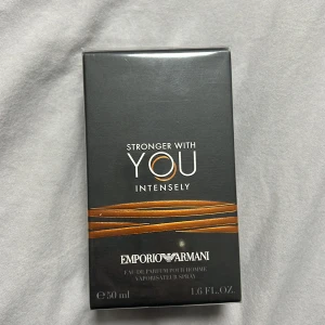 Stronger With You Intensely Eau de Parfum - Säljer en elegant och intensiv Eau de Parfum för herrar från Emporio Armani. Flaskan rymmer 50 ml och doften är en del av 'Stronger With You'-kollektionen. Perfekt för den som vill ha en kraftfull och sofistikerad doft. Parfymen är helt ny och inte öppnad eller testad. Priset kan diskuteras lite