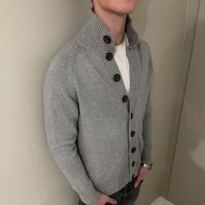 Matininique cardigan - Tjena säljer nu denna riktigt feta Mantiqe cardigan storlek L men sitter mer som M (killen på bilden är 179cm)Skick 9/10 passar perfekt till våren!!🤗🤗😊