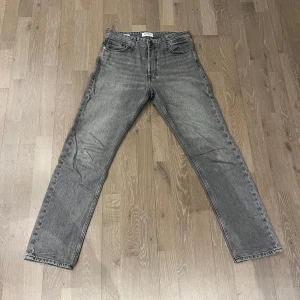 Gråa jeans från Jack&Jones - Säljer nu dessa tvär feta jeans från Jack&Jones i modellen ”Chris” vilket är en model som har loose/relaxed passform | Storleken på jeansen är W28 L32 | Nypris 479kr | Vårt pris 149kr | Jeansen har inga större tecken på användning men finns tecken på slitage vid fotmudden på höger benet (Se bild 5) | Skick 7/10  | Vid frågor och funderingar är det bara att höra av sig!