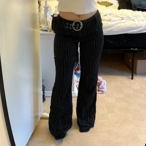 Låga randiga byxor med bälte - Lågmidjade kostymbyxor/festbyxor som är helt oanvända!                Midjemått: 35cm tvärs över Innerbenslängd: 76cm