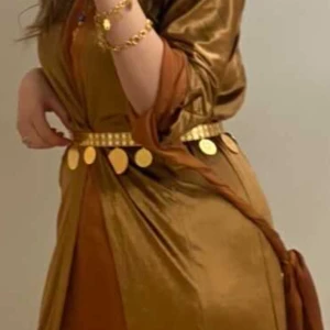 Kurdisk klänning  - Kläningen består av 4 delar + ett eget bälte. Storlek xs-s, m