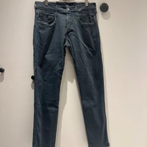 Grå jeansbyxor från replay - Snygga grå jeansbyxor med en klassisk femficksdesign från replay strlk 30w30l dem är hyperflex/anbass.som nya lite små på mig.pris kan diskuteras.