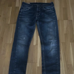 Dondup Jeans  - Dondup Jeans Storlek 34| Ett par riktigt snygga dondup jeans som är perfekt för dig som söker jeans med lite (baggy) passform. Inga slitage eller defekter och skicket är felfritt