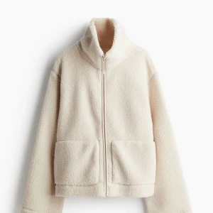 Beige teddyjacka med dragkedja - Slutsåld teddy jacka från HM. Sparsamt använd så väldigt bra skick!