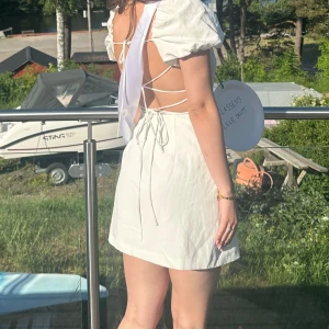 Vit klänning  - Säljer en söt vit klänning med puffärmar och öppen rygg. Passar perfekt som studentklänning🩷 Använd vid ett tillfälle. Storlek S men passar mig perfekt som har XS normalt. Sömmen har gått upp lite i snöret på ryggen men inget som syns när man har på sig den (se sista bilden) 