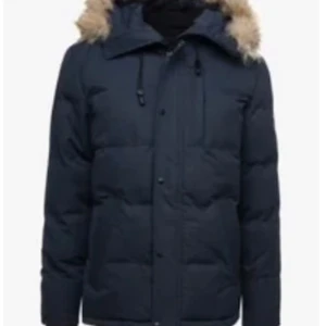 Zavetti Canada jacka - Säljer en svart vinterjacka från Zavetti Canada med pälskantad huva. Jackan har en broderad logga på ärmen och dragkedja framtill. Nypris: 1100 kr, mitt pris: 399kr. Skriv om du har fler frågor eller vill se fler bilder💕(pris går att diskutera)