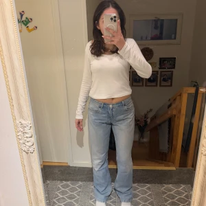 Blå jeans från Zara - Snygga blå jeans från Zara med en klassisk femficksdesign. De har en rak passform