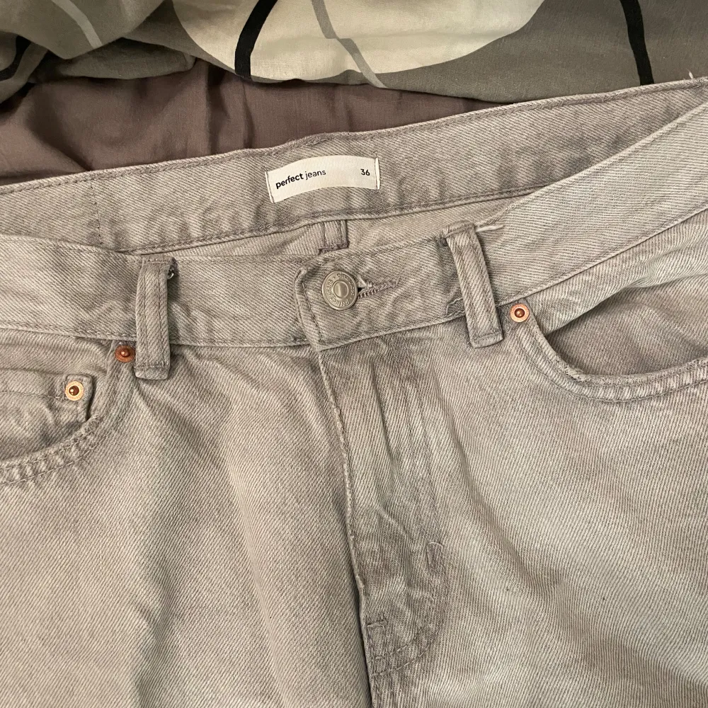 Snygga grå jeans från Ginatricot i storlek 36. De har en klassisk femficksdesign och en knappgylf. Lågmidjade jeans. Jag är 172 cm lång och bär storlek S . Farkut & Housut.