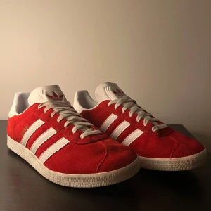Adidas Gazelle - Säljer ett par riktigt feta adidas gazelle i toppskick 🙌 Har knappt hunnit användas men säljer för att den är för små för mig. Sulan är i nyskick och likaså resten av skon. Både röda och vita snören kan fås med om så önskas! Om du undrar något, tveka inte på att höra av dig!
