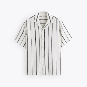 Skjorta från Zara - Originalpriset låg på 399kr. Skitsnygg skjorta från Zara dock används den inte längre. Är i använt men fint skick.