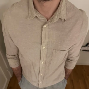 Beige linneskjorta från H&M - Nypris: 499kr. Fick den i present för några år sedan men valt att använda den en gång. Så gott som ny.
