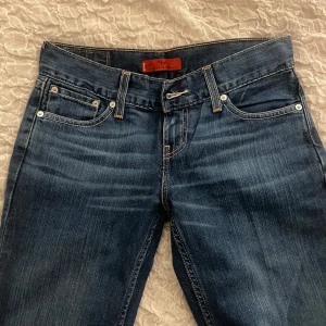 Blå lågmidjade jeans Levi's - Hej, jag säljer dessa superfina Levis jeans som är i toppkvalitet utan tecken på användning. De är lågmidjade och mellanblå i färgen. Stl 29/32, passar alltså s-m