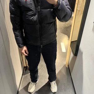 Svart dunjacka från Ralph Lauren -  svart dunjacka från Ralph lauren. Använt fåtal gånger då den är lite för liten för mig. Ordinarie pris 6095kr