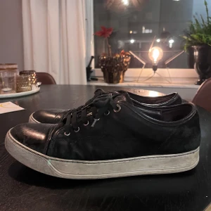 Svarta sneakers från Lanvin - Tjena! Säljer ett par lanvin skor som är ganska slitna. Skicket är ca 6/10 därför det låga priset. Bara skriva om ni har några funderingar 